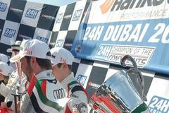 Josef Král, Jiříi Písařík a Matteo Malucelli slaví třetí místo v závodě 24h Dubaj.