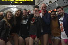 Londýnská jízda metrem bez kalhot