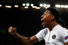 Presnel Kimpembe z Paris St Germain slaví gól v síti Manchesteru United