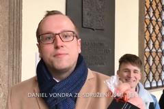 Sdružení Jsme fér rozdávalo poslancům srdíčka