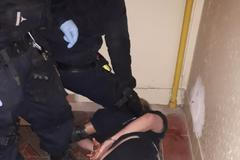 Policisté si přišli pro podezřelého z vraždy v Pardubicích