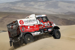 Loprais pomýšlel v obrovských dunách na vítězství. A pak zasyčela hadice