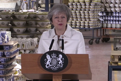 Co získáme? Co ztratíme? Mayová na poslední chvíli k brexitu