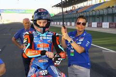 Filip Salač se mámou Michaelou na startovní roštu závodu Moto v rámci Velké ceny Kataru 2019