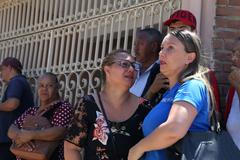 Příbuzní dětí čekají před školou, kde se střílelo.