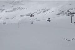 V italské Cervinii se zasekla lanovka s lyžaři. Zachraňoval je vrtulník