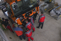 Sledujte, jak studenti staví Tatru Phoenix pro údržbu silnic