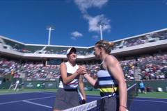 Sestřih zápasu Markéty Vondroušové, která porazila světovou dvojku Simonu Halepovou z Rumunska