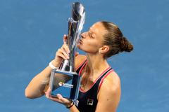 Karolína Plíšková s vítěznou trofejí na turnaji v Brisbane 2019