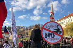 Povinná nenávist vůči Rusku může být velmi drahá. V Praze proběhla poklidná demonstrace proti NATO