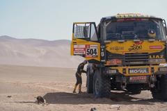 Macík se na Dakaru pozvracel za jízdy, a pak spadl z 5 metrů a urazil kolo