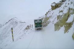 Pošťák rozváží zásilky po Tibetu už 30 let. Na nebezpečných cestách jezdí kamionem