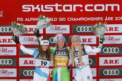 Medailistky ze sjezdu na MS 2019 v Aare: (zleva) stříbrná Švýcarka Corinne Suterová, vítězná Slovinka Ilka Štuhecová a bronzová Američanka Lindsey Vonnová