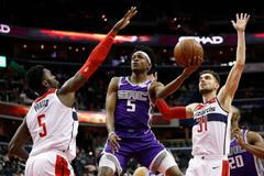 Basketbalista Washingtonu Tomáš Satoranský zkouší v utkání NBA bránit De´Aarona Foxe ze Sacramenta