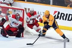 Brankář Caroliny Petr Mrázek v utkání s Nashvillem