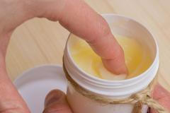 Na suché ruce platí kvalitní péče. Vyrobte si domácí balzám z bambuckého másla