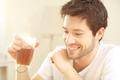 Muž pije čaj