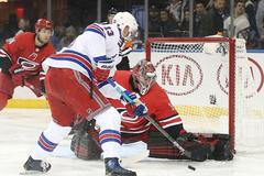 hokej, NHL 2018/2019, New York Rangers - Carolina, hostující Petr Mrázek čelí ataku Kevina Hayese