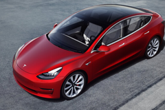 Tesla začíná prodávat Model 3, vyjde na 800 tisíc
