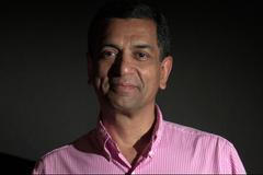 Jsme chudí, protože chceme pořád víc, zvyšujeme si dávky moci a peněz, říká filantrop