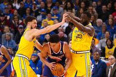 Zlatá brána otevřena aneb Dětskou hru si vyzkoušel Klay Thompson z Golden State, jenž se chtěl prosmýknout mezi Devinem Bookerem a Draymondem Greenem z Phoenixu
