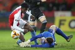 fotbal, Fortuna:Liga 2018/2019, Slavia - Baník Ostrava, Peter Olayinka a Jan Laštůvka