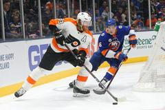 Jakub Voráček z Philadelphia v souboji s obráncem Ryan Pulock z New York Islanders