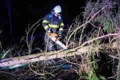 Vítr bral střechy, lámal stromy a trhal elektrické vedení. Sledujte jeho řádění v Olomouckém kraji