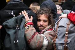 Dobývání Kliniky obrazem. Došlo na strkanici, beranidlo, ale i happening za tuleně