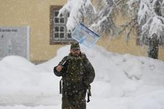 Německá armáda vyrazila na střechy na jihu země. Pomáhá v boji se sněhovou kalamitou
