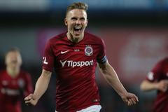 Obrazem: Nový rekordman, velká jízda Sparty a ostuda Plzně na hřišti i v hledišti