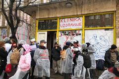 Exekutor dnes vyklidí Kliniku: Budeme klást pasivní odpor, říká aktivista