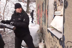 Aktivisté odmítli vyklidit Kliniku, exekutor se dovnitř dobýval beranidlem