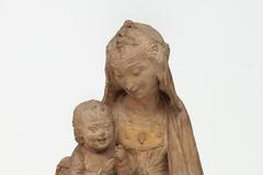 Socha madony se smějícím se dítětem