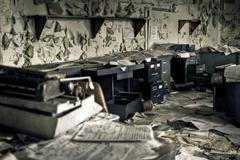 opuštěná kancelář nepořádek úklid bordel ilustrační foto