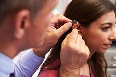 Neslyšící, hluchota, nedoslýchavý, naslouchadlo, naslouchátko