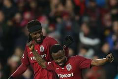 fotbal, Fortuna:Liga 2018/2019, Sparta - Plzeň, Guélor Kanga (vpravo) slaví s Costou Nhamoinesuem svůj gól z penalty, kterým zvýšil na 2:0