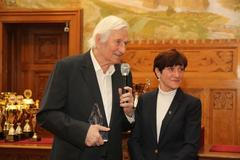 Karel Brückner přebírá trofej s názvem „Spirit of Fair Play“ (2019)