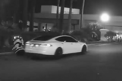Nastražená, nebo skutečná nehoda? Internet řeší, jestli Tesla srazila robota