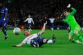 fotbal, anglický Ligový pohár, Tottenham - Chelsea, Harry Kane padá po kontaktu s Kepou Arrizabalagou v situaci, po níž se pískala sporná penalta