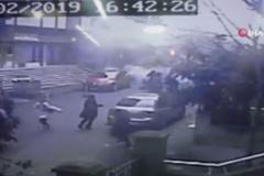 V Istanbulu se zřítil sedmipatrový dům. Neštěstí natočila bezpečnostní kamera