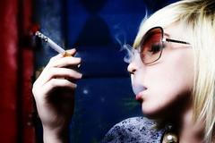 Ilustrační snímek / Kouření / Protikuřácký zákon / Žena / Cigareta / Kouř / Nikotin / Zdraví / Shutterstock