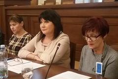 Ministryně Schillerová představila novou šéfku finanční správy Tatianu Richterovou (vpravo).