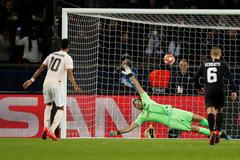 Marcus Rashford rozhoduje z penalty v nastavení o postupu Manchesteru United přes Paris SG