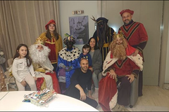 Andrés Iniesta s rodinou a třemi králi