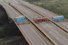 Venezuelská armáda zablokovala most na hranicích s Kolumbií. Brání průjezdu aut s humanitární pomocí