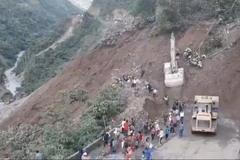 Lidé přihlíželi odstraňování sesuvu půdy na dálnici. V tu chvíli přišel další