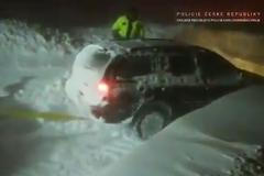 Sněhová vánice ochromila Karlovarsko a Boží dar. Policie od rána vyprošťovala několik zapadlých aut