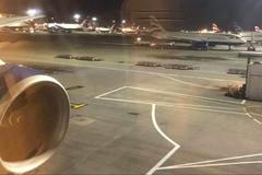 Londýnské letiště Heathrow zastavilo na hodinu všechny odlety