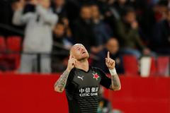 Miroslav Stoch slaví gól, kterým Slavia vyrovnala v Evropské lize utkání s FC Sevilla na 1:1